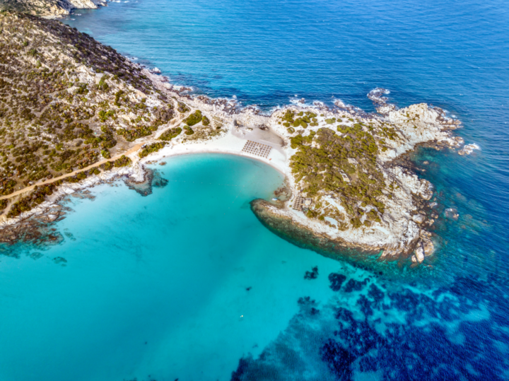 Situada no sul da Itália, a ilha é um verdadeiro paraíso, com praias de águas cristalinas, cidades históricas, sítios arqueológicos e paisagens montanhosas que encantam os visitantes.-wikimedia commons Maurizio Panicara