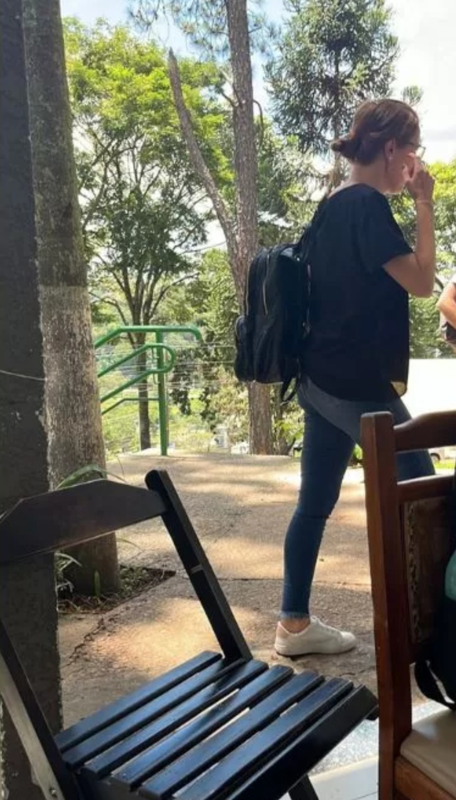 Para tentar descolar a imagem de criminosa, Suzane trocou de nome e agora se chama Suzane Louise Magnani Muniz. Ela retirou o von Richthofen.  Porém, a ficha criminal migra para o novo nome e por onde ela passa todos sabem de quem se trata é e os comentários se espalham.-Reprodução redes sociais 
