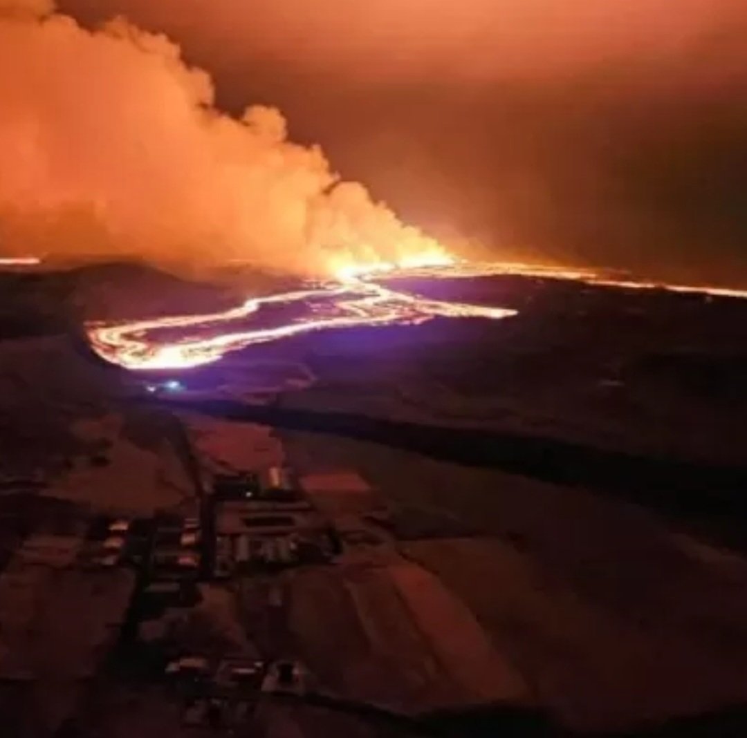 A cidade em questão é Grindavík, na Península de Reykjanes. Isso ocorreu em novembro de 2023,  e levou ao fechamento temporário da famosa lagoa geotérmica Blue Lagoon por precaução. 