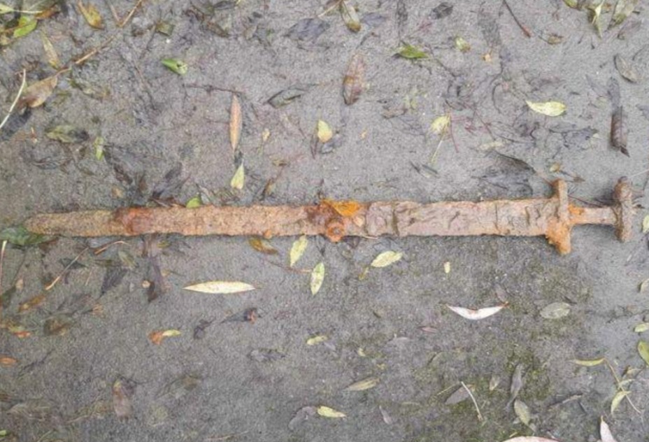 No Reino Unido, há uma lei que exige a entrega de objetos com mais de 300 anos para as instituições que cuidam da história. A espada estava no Rio Cherwell, afluente do famoso Rio Tamisa, na região central. 