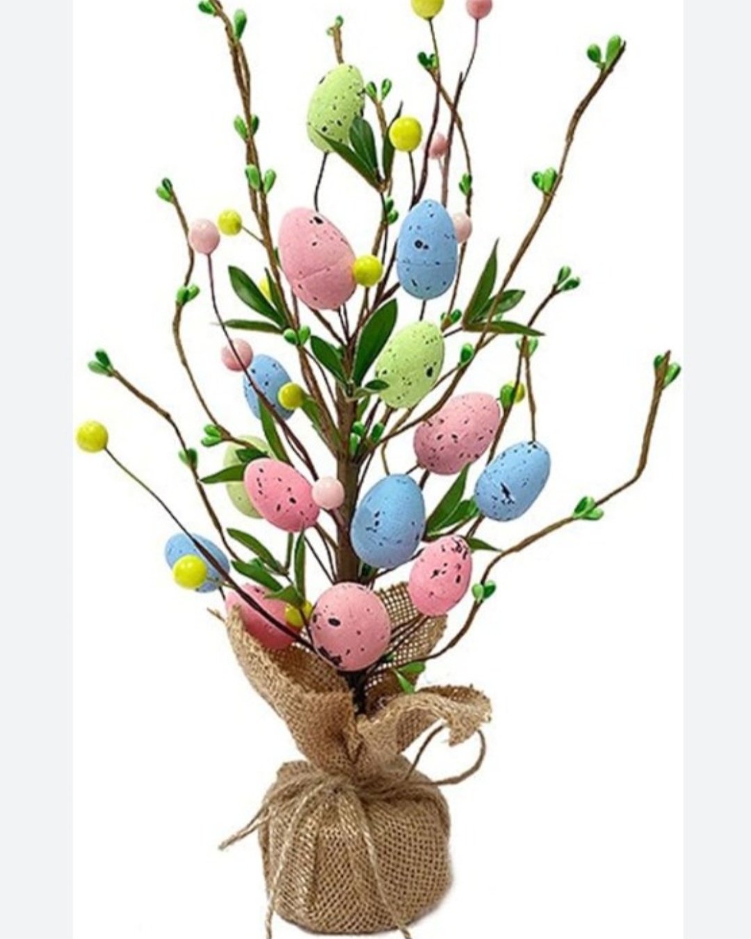 As árvores de Páscoa estão se espalhando e já existem diversos modelos à venda nos sites. Tem ovos de diversas cores, decorados com filetes dourados, e os galhos podem receber iluminação. 