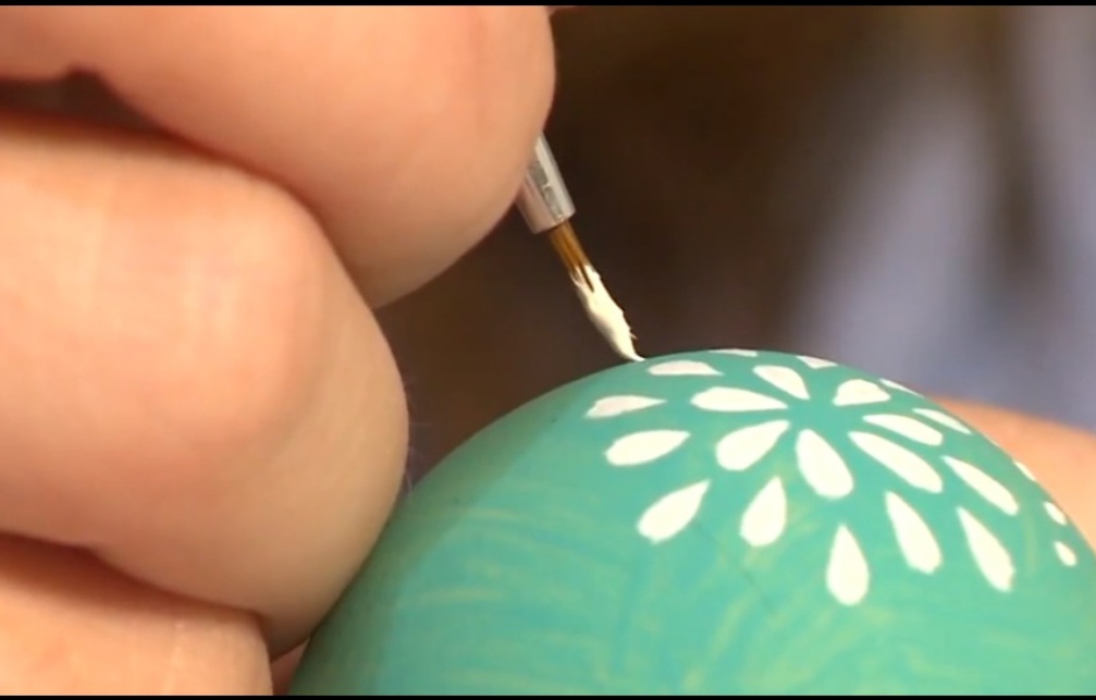 Muitas pessoas fazem desenhos especiais nos ovos para decorar o ambiente interno ou externo das casas com padronagens delicadas e festivas. 