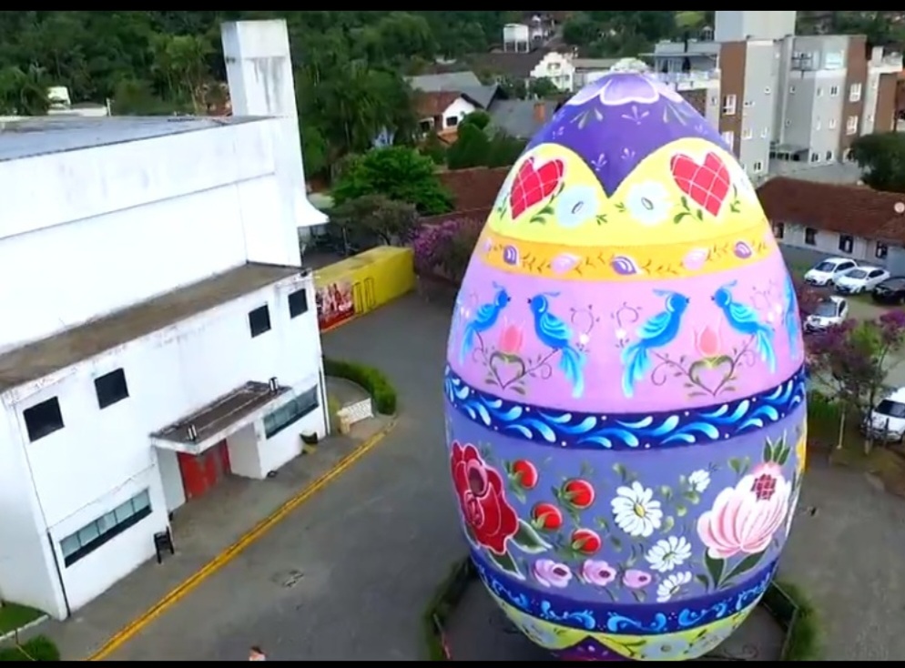 Ovos gigantes também são pintados com cores vibrantes e desenhos harmoniosos num toque especial para a decoração das ruas e praças. 