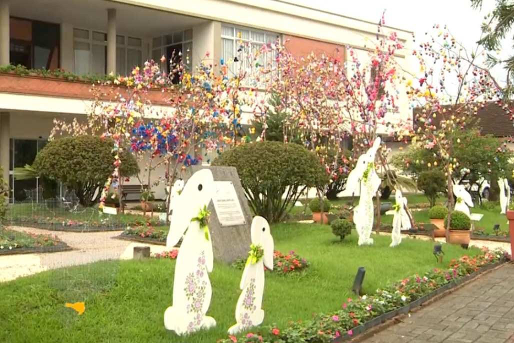 Em Pomerode, é comum encontrar árvores de Páscoa não apenas na decoração do interior das residências, mas também enfeitando os quintais.
