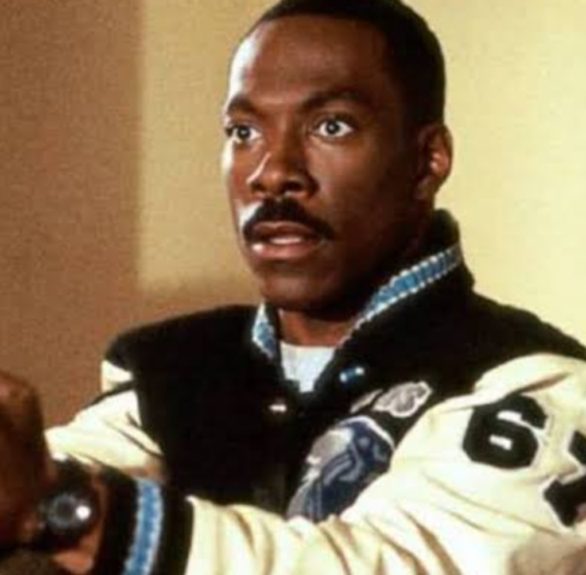 Depois da recusa de Stallone, Eddie Murphy foi chamado para o papel. Ele era um comediante de stand-up em ascensão na época e aceitou o desafio. Sua performance irreverente e engraçada foi fundamental para o sucesso do filme, que se tornou um clássico da comédia.