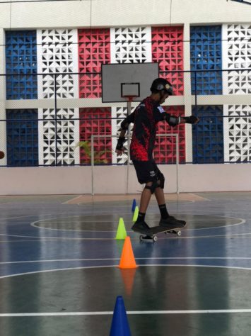 Conheça a história de Romário, professor de skate que muda a vida de jovens baianos