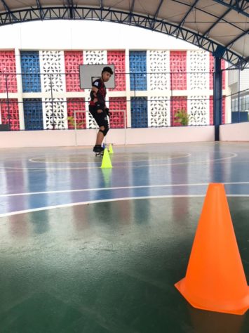 Conheça a história de Romário, professor de skate que muda a vida de jovens baianos