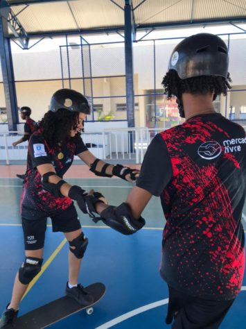 Conheça a história de Romário, professor de skate que muda a vida de jovens baianos