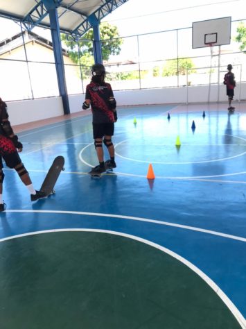 Conheça a história de Romário, professor de skate que muda a vida de jovens baianos