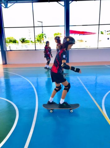 Conheça a história de Romário, professor de skate que muda a vida de jovens baianos