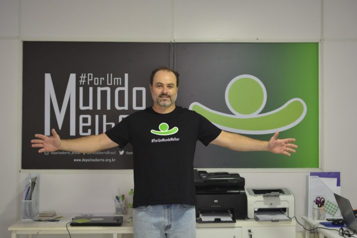 Conheça a história de Romário, professor de skate que muda a vida de jovens baianos