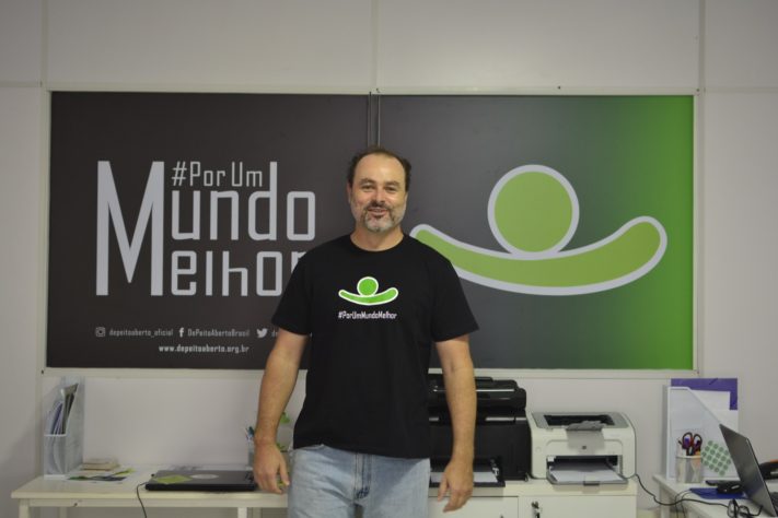 Conheça a história de Romário, professor de skate que muda a vida de jovens baianos