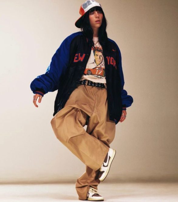 Além do talento musical, Billie Eilish é conhecida por seu visual único e chamativo. Ela é adepta das roupas largas e do chamado "street style".