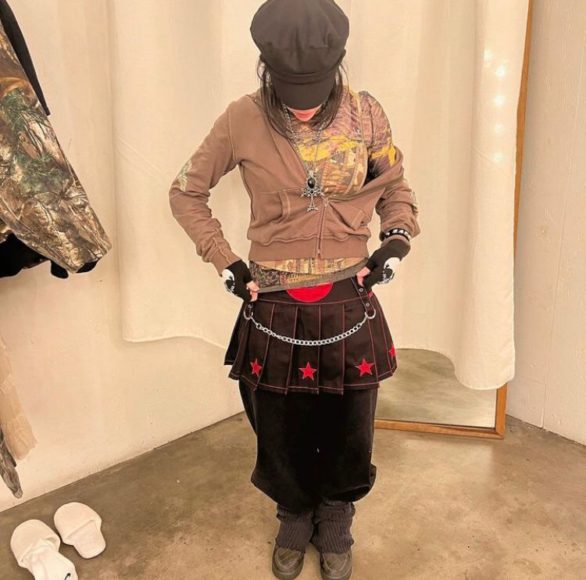 Em uma entrevista dada em 2017, a cantora chegou a afirmar que "gosta de se vestir fora de sua zona de conforto para sentir que chama a atenção de todos ao seu redor".