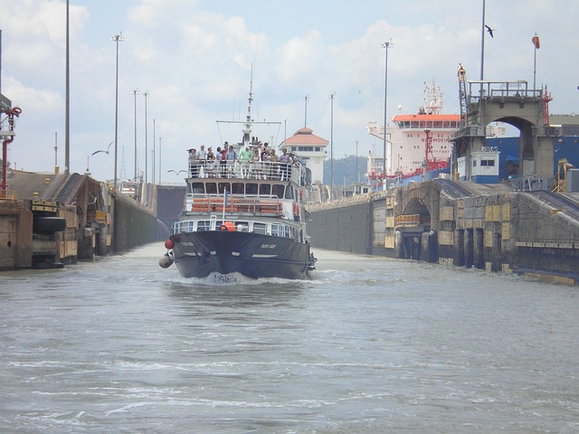 Os EUA controlaram o canal até 2000, quando a administração foi transferida para o Panamá, após um acordo assinado pelo general Omar Torrijos.