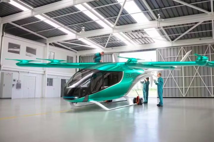 A empresa vem investindo em novas tecnologias, como aeronaves sustentáveis de mobilidade aérea urbana. Um exemplo são os eVTOLs, por meio da subsidiária Eve Air Mobility.