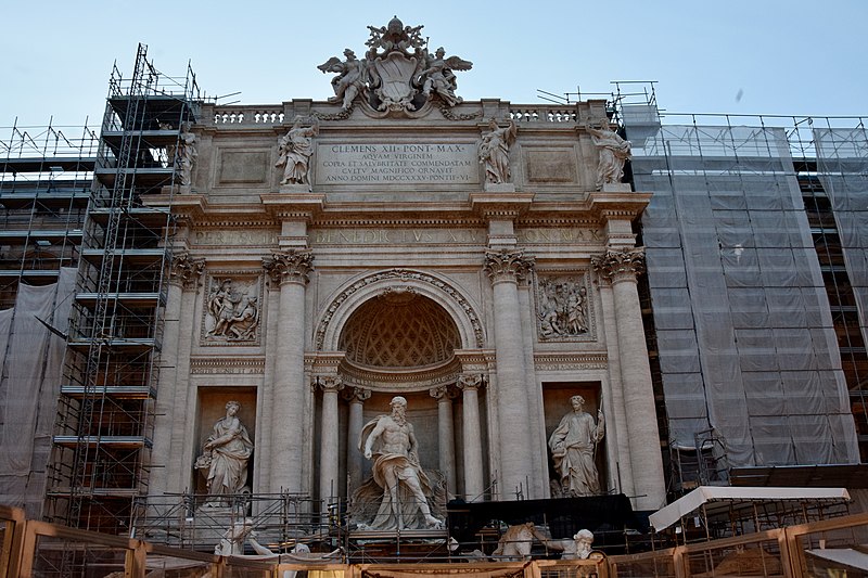 Entre junho de 2014 e novembro de 2015, a Fontana di Trevi passou por um complexo processo de restauraÃ§Ã£o e ficou fechada ao pÃºblico. 
