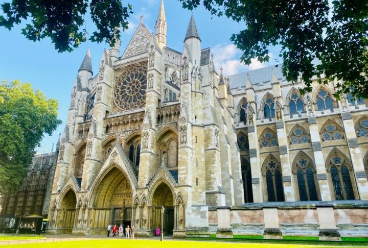 Em muitos casos, abadias tiveram grande influência política e econômica na Europa medieval, controlando extensas propriedades rurais, organizando atividades agrícolas e participando das decisões locais ao lado de nobres. 