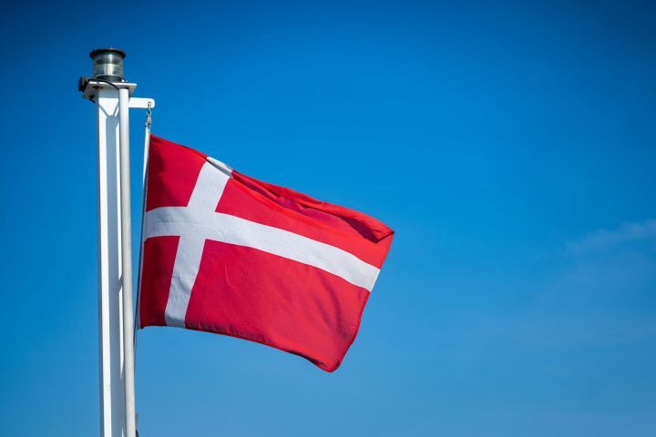 <p>Dinamarca – A monarquia dinamarquesa existe há mais de mil anos e é constitucional desde 1849. A Dinamarca tem 6 milhões de habitantes.</p>
