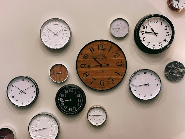 Desde os primeiros instrumentos rudimentares que mediam o tempo através da observação do sol e das estrelas, até os relógios de hoje, luxuosos ou tecnológicos, a busca pela medição precisa do tempo tem sido uma constante na história da humanidade. - Jon Tyson Unsplash