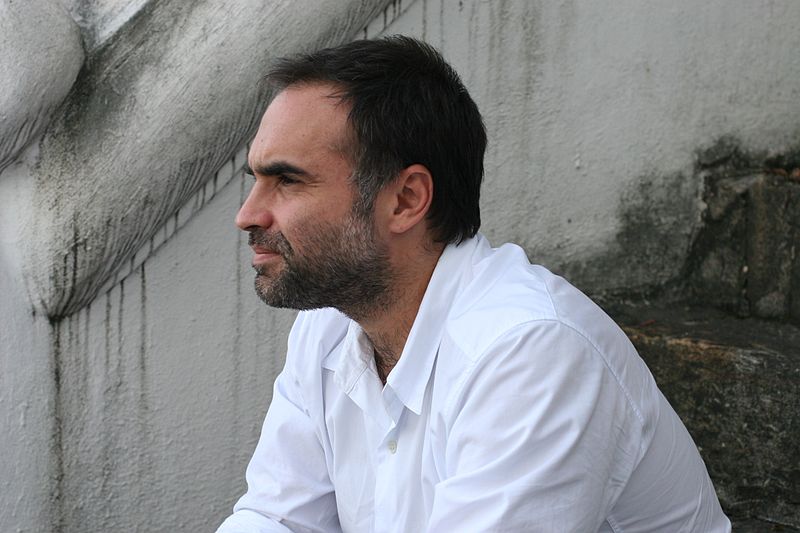 O cineasta e roteirista Karim Aïnouz é nasceu em Fortaleza, Ceará, em 17/1/1966. É filho de mãe cearense e pai argelino, o que explica seu sobrenome de origem árabe.  Ele também é conhecido como diretor de "Madame Satã" , de 2002. 