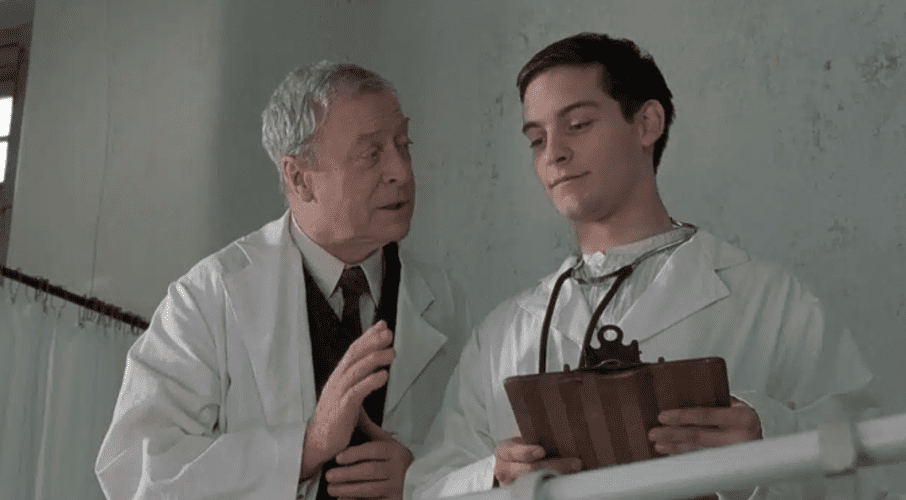 Depois, também na categoria de Melhor Ator Coadjuvante, Caine foi premiado com a estatueta dourada na cerimônia do ano 2000 pelo papel em "Regras da Vida" (1999), dirigido pelo cineasta sueco Lasse Hallström. No filme, ele contracenou com Tobey Maguire. 