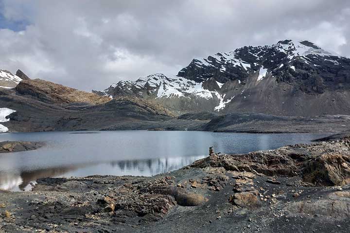 O Nevado Pastoruri é uma montanha de 5240 metros de altitude, de onde começa a geleira de mesmo nome, que está derretendo e se transformando em um lago aos pés da montanha. A previsão para que o Glaciar Pastoruri suma de vez é de cerca de 10 anos.-Imagem de u_8g06plhvm6 por Pixabay
