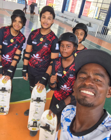 Conheça a história de Romário, professor de skate que muda a vida de jovens baianos