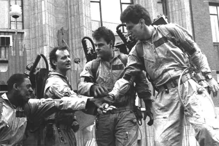 No filme de 1984, os parapsicologistas Egon Spengler, Raymond Stantz e Peter Venkman decidem abrir seu próprio negócio de caçadores de fantasmas, após serem demitidos, quando um portal para uma outra dimensão é aberto em Nova York.