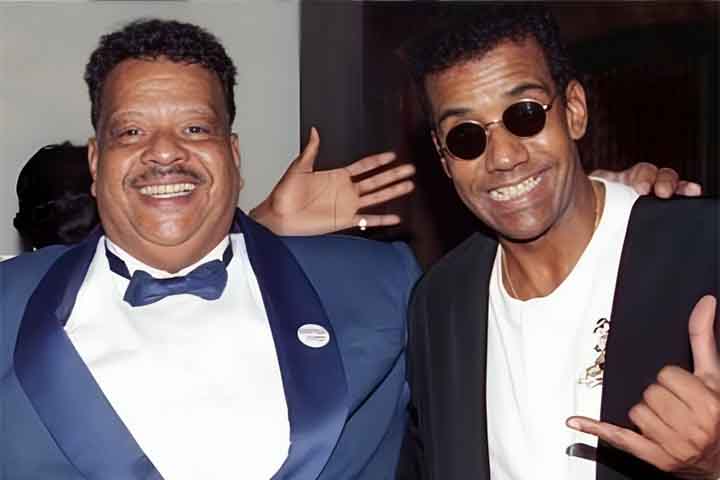 Foi no réveillon de 1993 para 1994 que a cidade recebeu o primeiro grande show da virada, com apresentações de Jorge Ben Jor e Tim Maia. Na época, passaram pela orla cerca de 3,5 milhões de pessoas.- Reprodução de Facebook