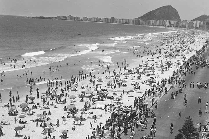 A construção do Copacabana Palace e a formação do maior réveillon do país fizeram com que a praia atraísse eventos de diversos gêneros: musicais, políticos, esportivos, culturais.