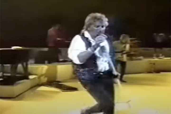 A principal atração daquele ano foi a apresentação do cantor escocês Rod Stewart, que subiu em um palco armado em frente ao hotel Copacabana Palace, logo após a queima de fogos. -Reprodução de Youtube