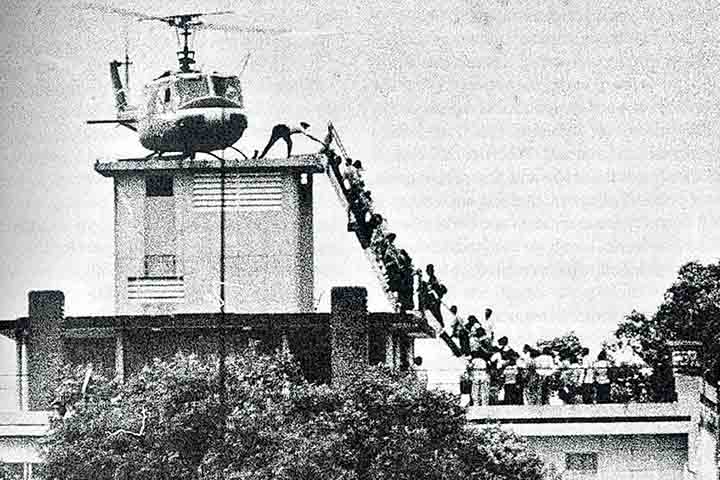 Nas horas que antecederam a chegada das tropas comunistas a Saigon, os Estados Unidos realizaram a Operação Vento Constante, um imenso plano de emergência para evacuar civis e militares da cidade com a utilização de helicópteros.

- Domínio Público/Wikimédia Commons
