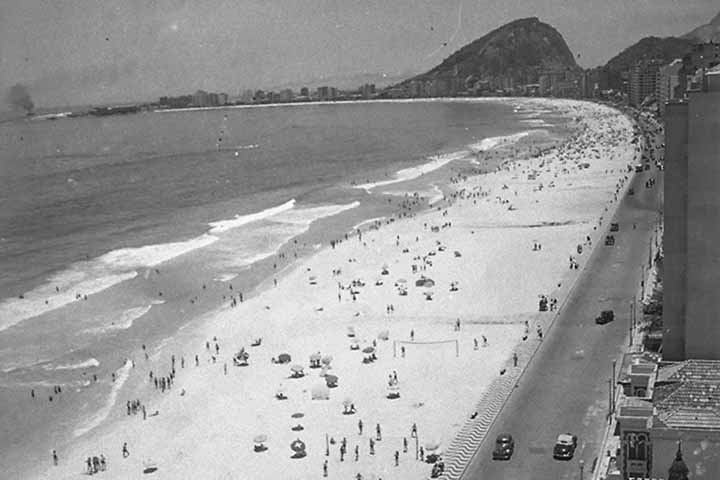 Após a chegada dos espanhóis à região da Copacabana boliviana, Nossa Senhora teria aparecido no local para Francisco Tito Yupanqui, um jovem pescador, que, em sua homenagem, teria esculpido uma imagem da santa que ficou conhecida como Nossa Senhora de Copacabana.