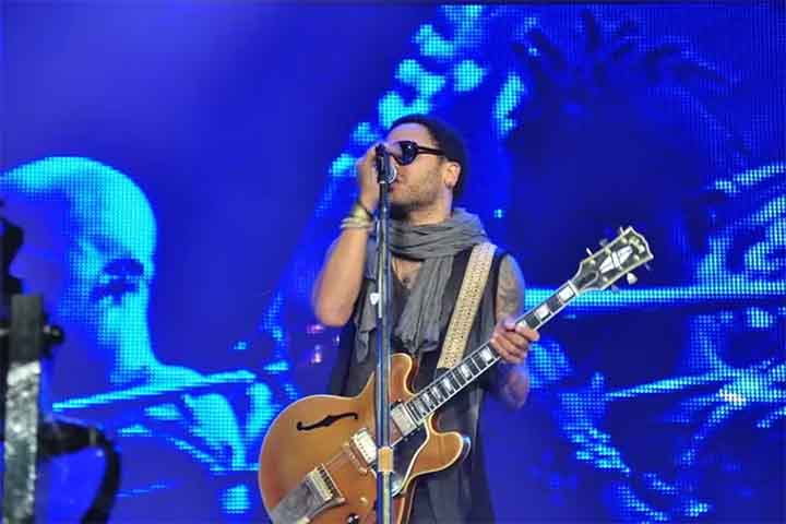 A primeira vez de Lenny Kravitz no Rio de Janeiro foi especial, em show na praia de Copacabana na celebração dos 440 anos da cidade maravilhosa. O cantor levou um público, em 2005, de cerca de 300 mil a 600 mil pessoas.
-Divulgação Orla Rio