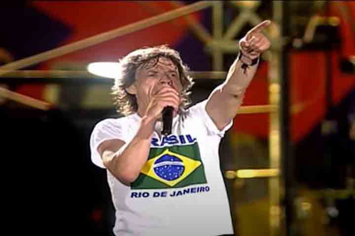 Mick Jagger, Keith Richards e companhia levaram o público de Copacabana ao delírio com clássicos como “Start me up”, “Brown sugar” e “Satisfaction”. Cerca de 1,5 milhão de pessoas estiveram na praia, em 2006, que tinha uma passarela ligada ao Copacabana Palace, onde os astros se hospedaram.-Reprodução de Youtube