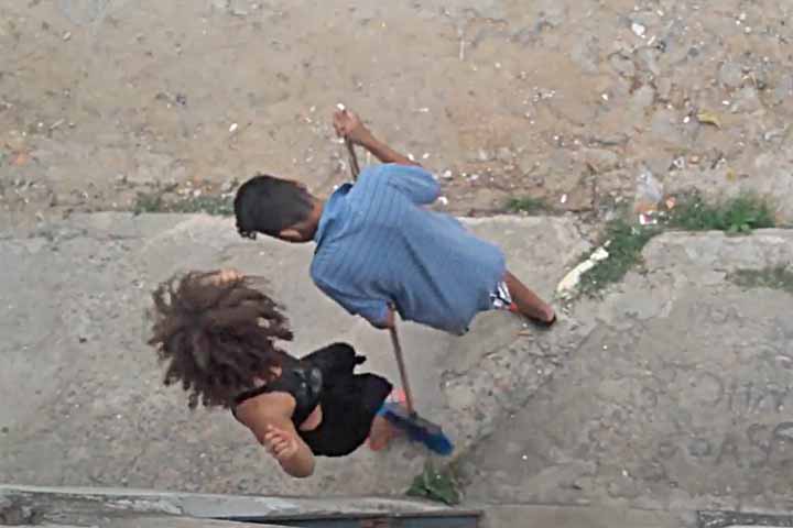 Varrer os pés - Caso uma pessoa tenha os pés varridos acidentalmente por outra, ela jamais se casará. Caso de superstição com punição eterna. 
- Reprodução Youtube canal Aline Lopes