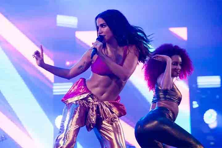 O RÃ©veillon de 2018 teve 17 minutos de queima de fogos. A festa tambÃ©m contou com shows de Anitta, Frejat, Cidade Negra e Belo. A cantora se apresentou ao lado da Orquestra da comunidade da MarÃ© e encantou o pÃºblico com muita danÃ§a e carisma.-DivulgaÃ§Ã£o Riotur