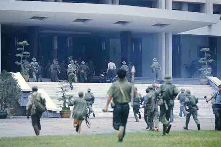 Em 1976, ano seguinte à tomada de Saigon, o governo vietnamita rebatizou a cidade como Ho Chi Minh, em homenagem ao líder comunista morto em 1969. 

- Reprodução Facebook História Digital