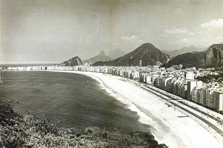 Praia de Copacabana em 1970 - Copacabana - Flickr Arquivo Nacional