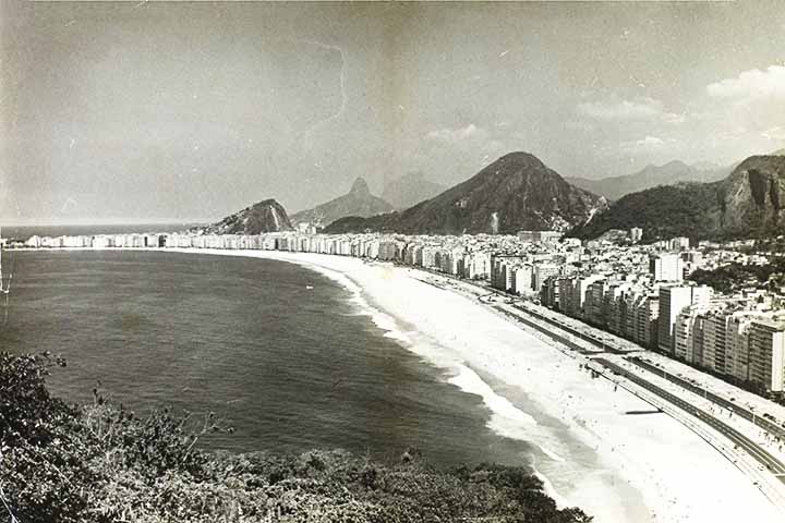 Além disso, houve uma forte ressaca no mar de Copacabana que chegou a destruir parte da Avenida Atlântica, causando estragos no primeiro pavimento do hotel.