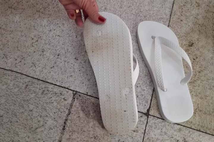Desvire os chinelos! - Uma das mais sinistras superstições prega que deixar chinelos de cabeça para baixo é sinal de mau presságio para as mães. Por via das dúvidas, os deixe de posição correta. 
- Arquivo Pessoal
