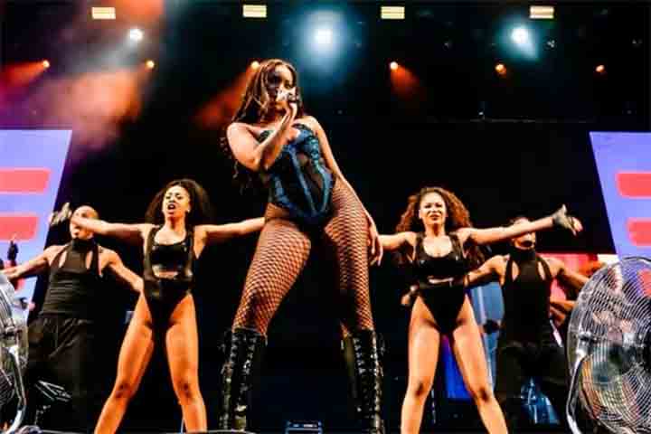 Iza foi uma das atrações do tão famoso Réveillon 2023 de Copacabana. Ela cantou para mais de 2 milhões de pessoas que estavam lá para celebrar a chegada de um novo ano. A cantora também se apresentou no evento Tim Music Rio, meses antes. -- Divulgação