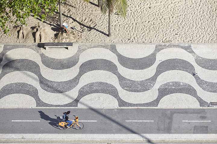 Com a chegada dos bondes e a abertura de vários túneis ligando a praia ao centro da cidade, esta começou a ser mais frequentada pela população.