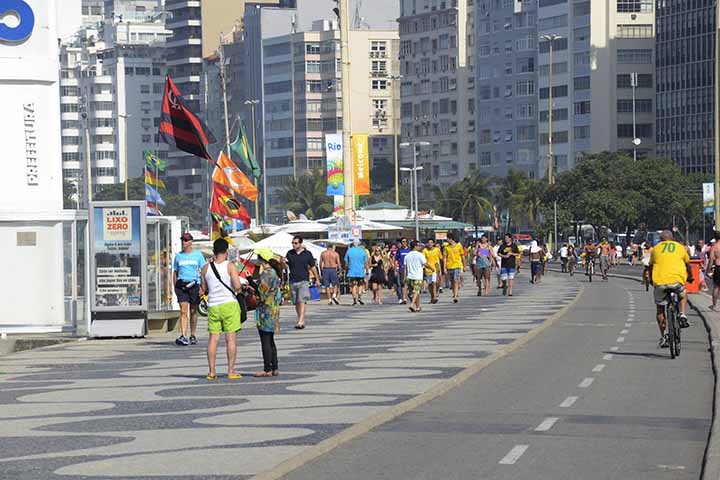 Bairro mais famoso do Rio de Janeiro, Copacabana já recebeu muitos eventos musicais, culturais e esportivos ao longo de sua história, assim como a tradicional queima de fogos do Réveillon. Com isso, com a proximidade da presença da Madonna, o Flipar relembra alguns dos shows de artistas que ganharam a areia da princesinha do mar. -  (crédito:  Flickr Riotur)