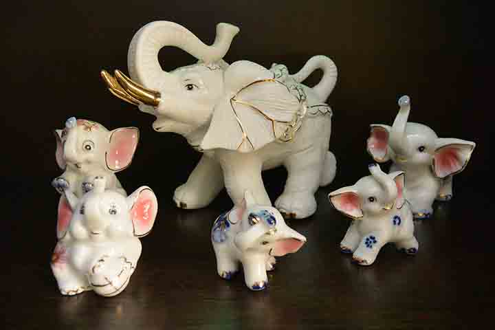 Elefante da fortuna - Segundo a crença, enfeitar a casa com uma escultura desse mamífero traz sorte financeira. Mas para fazer efeito, é preciso que a parte de trás da miniatura esteja apontada para a entrada da casa. 
- Imagem de Igor Schubin por Pixabay