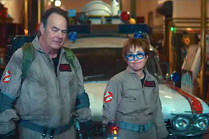 O filme foi estrelado por Bill Murray, Aykroyd e Ramis como Peter Venkman, Ray Stantz e Egon Spengler, parapsicólogos excêntricos que começam um negócio de 