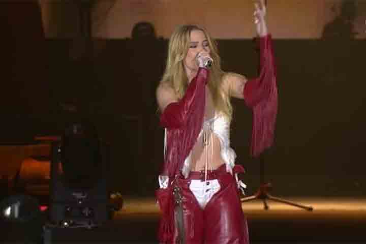 Outra cantora que também participou do Réveillon de 2023 para 2024 em Copacabana, Zona Sul do Rio de Janeiro, foi Luísa Sonza. Ela usou um figurino com roupas vermelhas e brancas e cantou seus principais hits.-Luísa Souza - Shows em Copacabana - Reprodução TV Globo