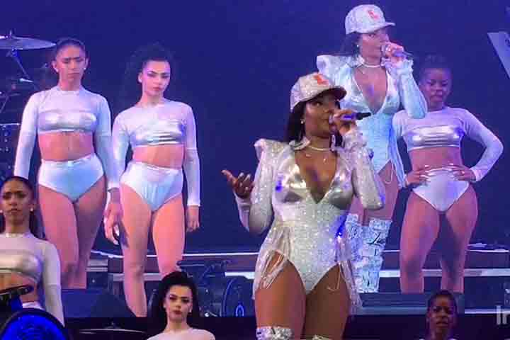 Neste mesmo Réveillon, a cantora Ludmilla fez sua primeira participação na festa em Copacabana. O tema da virada promovida pela Prefeitura do Rio, através da Riotur, foi 'Réveillon do Rio, Onde Ser Carioca É Natural'.-Reprodução Youtube