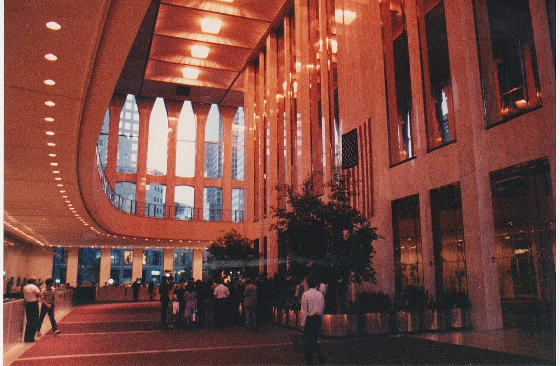 Yamasaki e os engenheiros usaram um novo sistema com dois lobbies, onde as pessoas poderiam mudar de um elevador expresso de grande capacidade para um elevador local que vai para cada andar em uma seção. Isso permitiu empilhar vários elevadores locais dentro de um mesmo poço.  - Cusack5239 - wikimedia commons